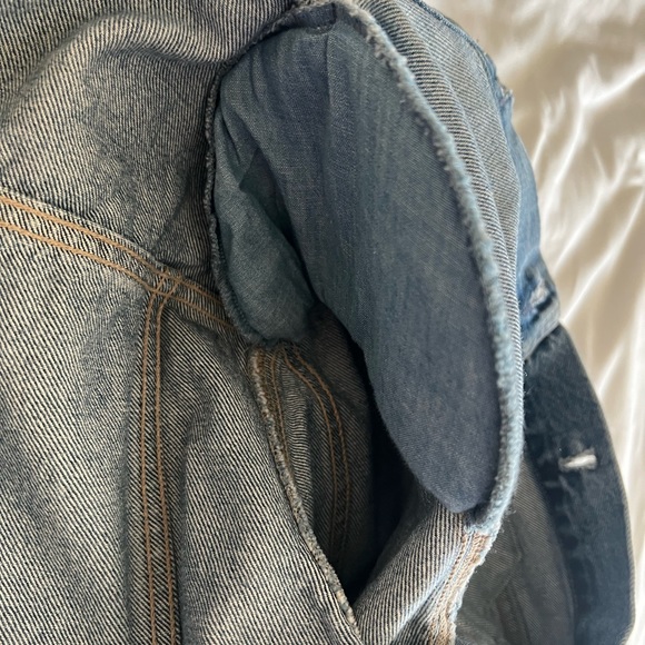 Pre-loved Levi’s denim jacket with shoulder pads. Size - S - Picture 8 of 10